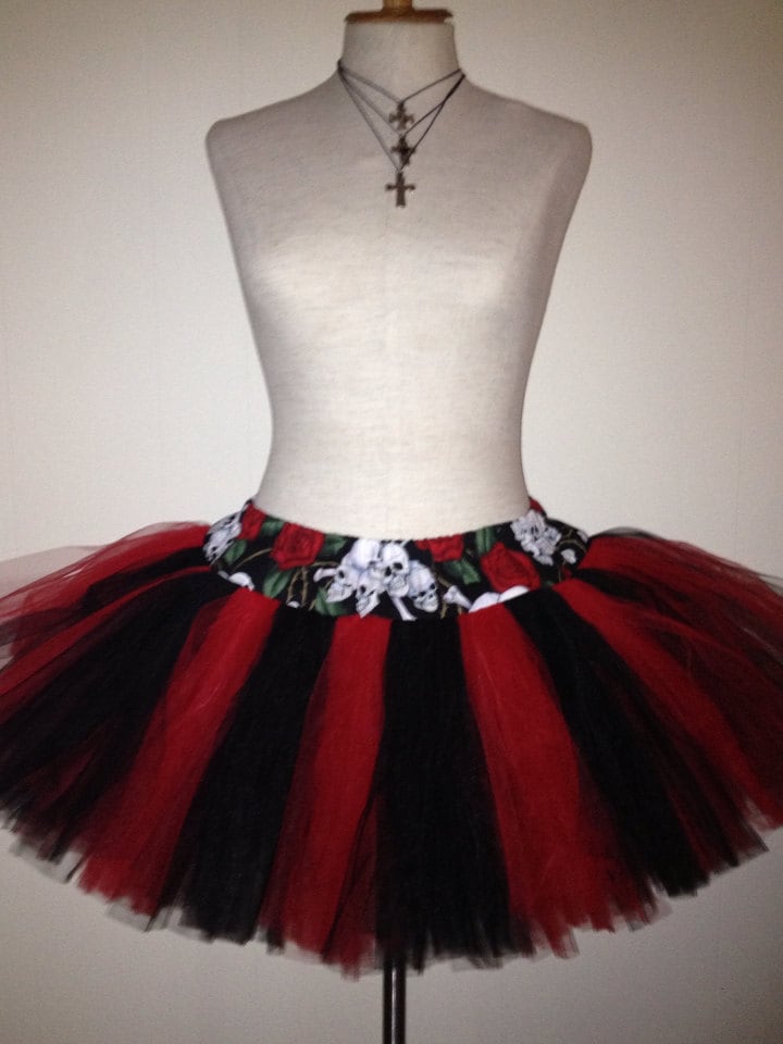 Plus Size Tutu Für Erwachsene Totenköpfe & Rosen, Rotem Und Schwarzem Tüll von lookatmybooties