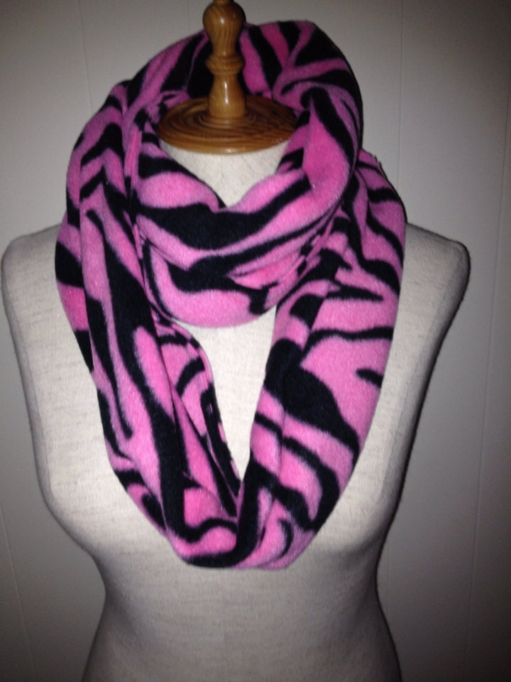 Rosa Und Schwarz Tiger Stripe Fleece Loop-Schal von lookatmybooties