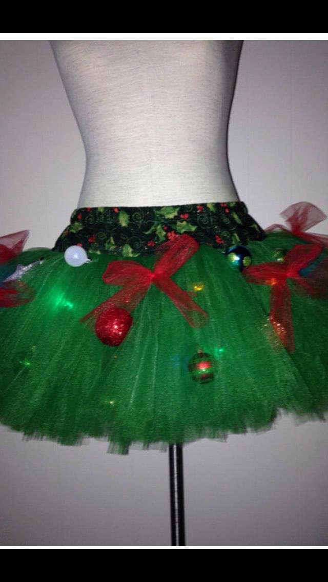 Tacky Weihnachtsbaum Verziert Tutu Mit Lichtern Ugly Sweater Party Greentutu von lookatmybooties
