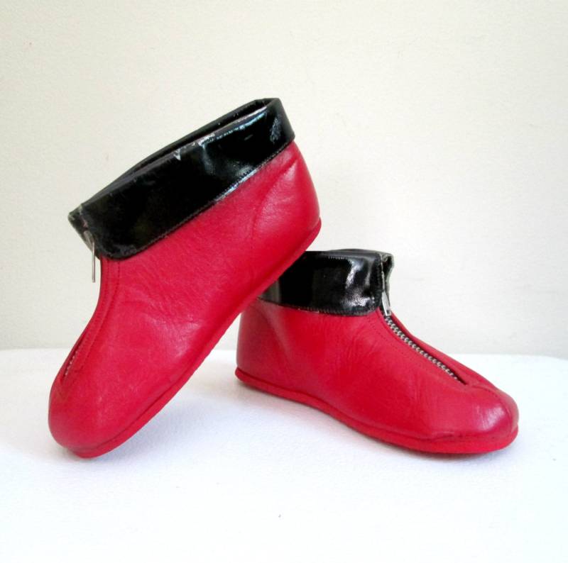 1950Er Jahre Rote Leder Booties Mrs. Day's Ideal Schuhe Unisex Größe 39 New Vintage 1950Er Jahre Rote Leder Booties Mrs. Day's Ideal Schuhe Unisex Größe 39 New Vintage von looseendsvintage