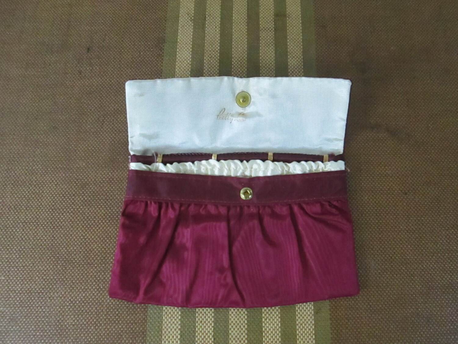 50Er Jahre Bordeaux Moire Geldbörse Schminktäschchen Abendtasche 50Er Jahre Bordeaux Moire Geldbörse Schminktäschchen Abendtasche von looseendsvintage