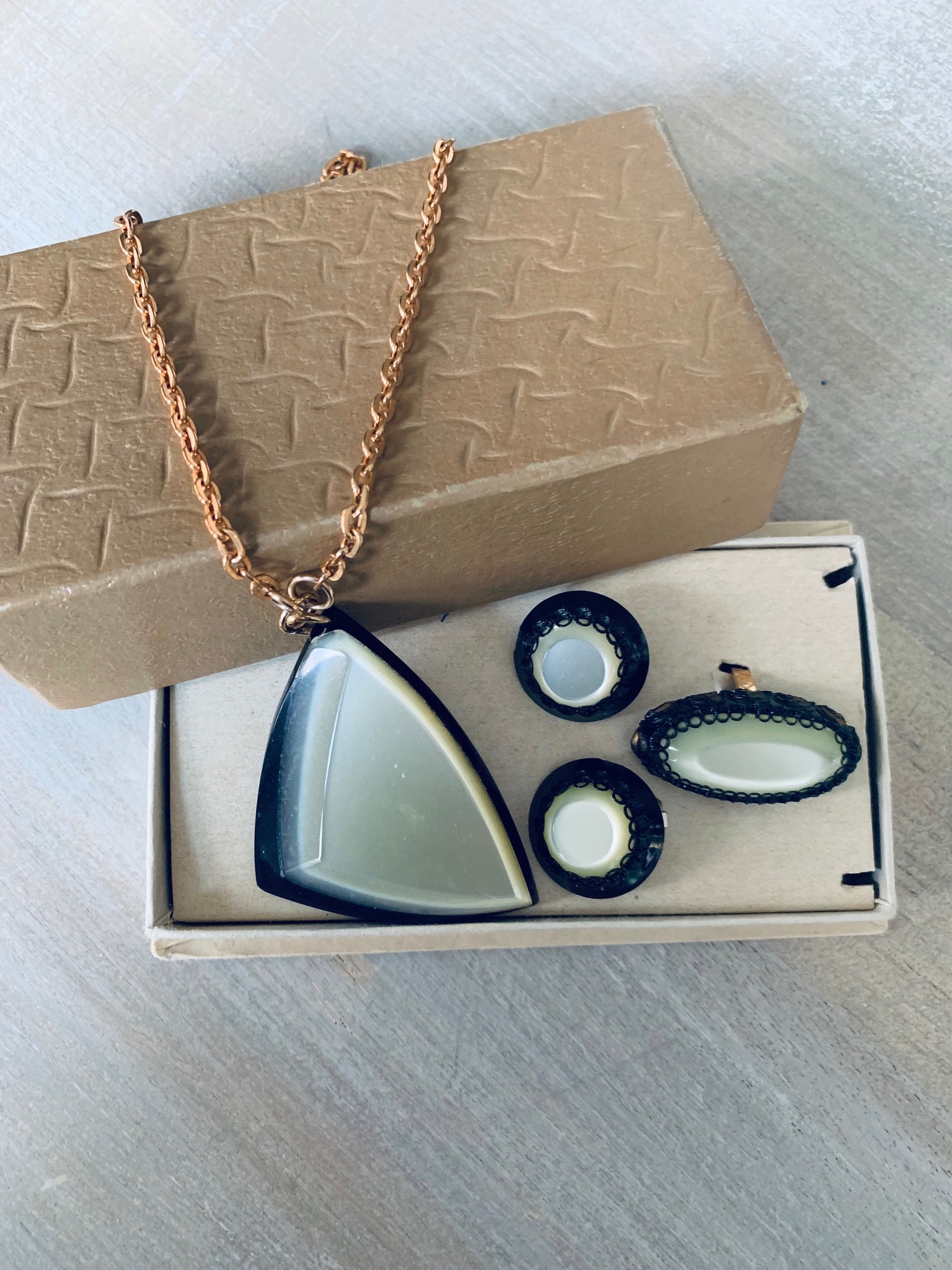 Mid Century Lucite Halskette Ohrringe Ring Set/Schwarz & Weiß Mod Modernist Demi Parure Mid Century Lucite Halskette Ohrringe Ring Set/Schwarz & Weiß Mod Modernist Demi Parure von looseendsvintage