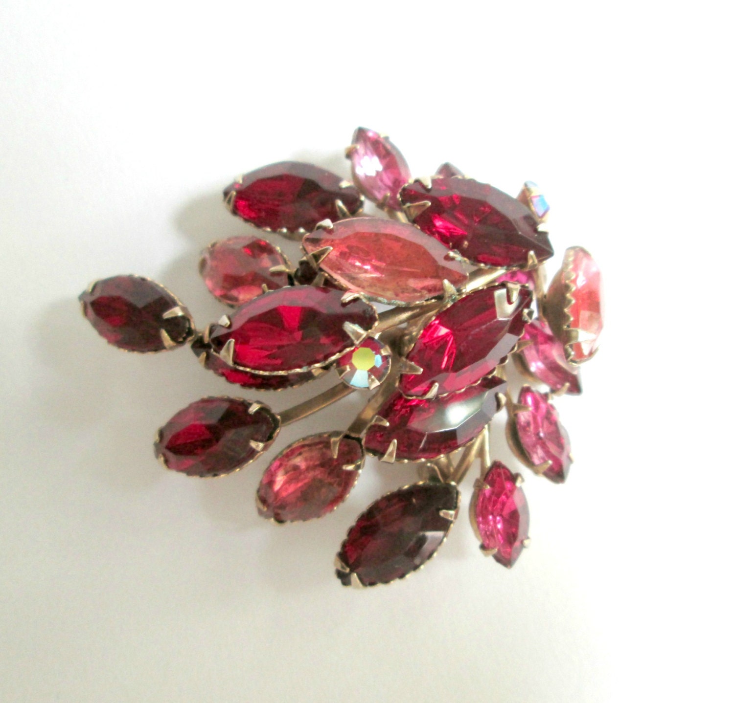 Mid Century Strass Brosche Rot Und Rosa Marquis Vintage Beau Juwelen Pin Schmuck Accessoire Mid Century Strass Brosche Rot Und Rosa Marquis Vintage Beau Juwelen Pin Schmuck Accessoire von looseendsvintage