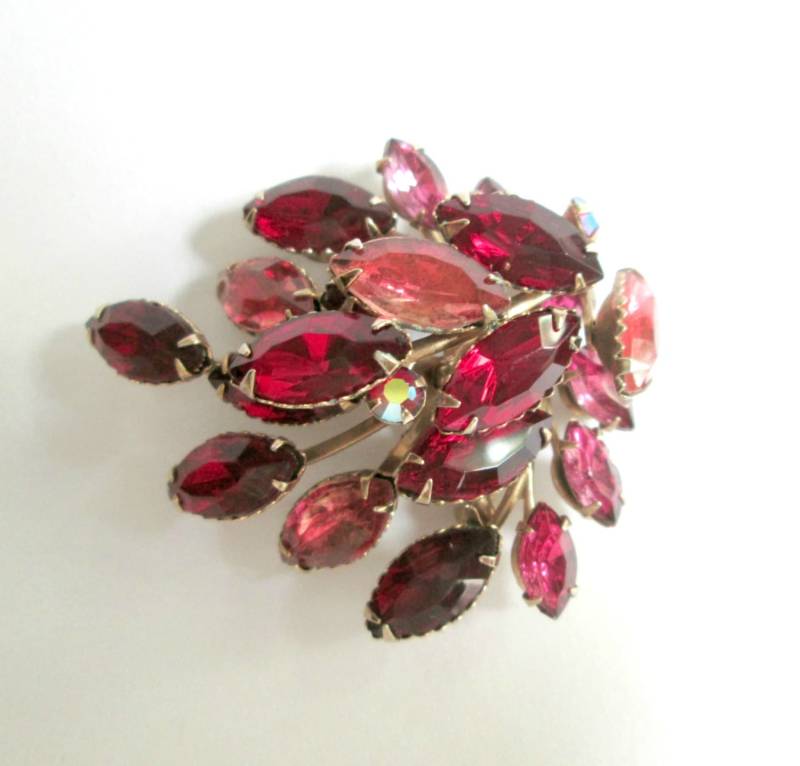 Mid Century Strass Brosche Rot Und Rosa Marquis Vintage Beau Juwelen Pin Schmuck Accessoire Mid Century Strass Brosche Rot Und Rosa Marquis Vintage Beau Juwelen Pin Schmuck Accessoire von looseendsvintage