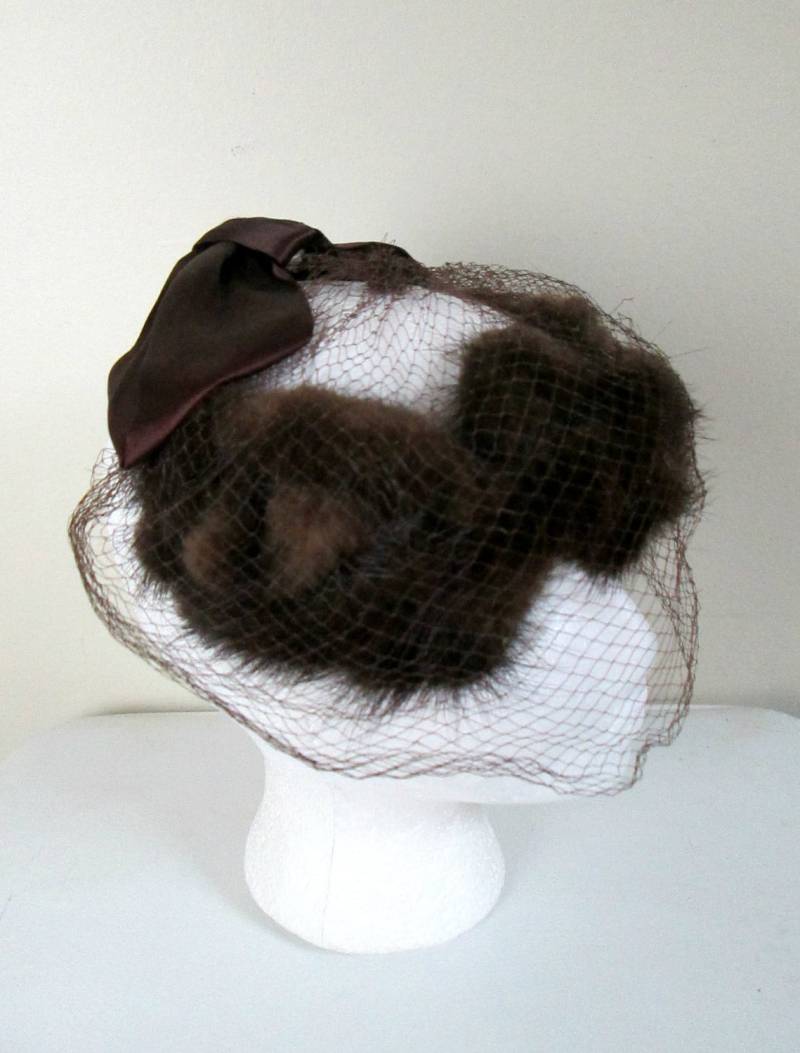 Nerz Halo Kronen-Hut Satin Schleife Netting/Vintage 1950Er Jahre Mid Century Pelz-Zuschauer Nerz Halo Kronen-Hut Satin Schleife Netting/Vintage 1950Er Jahre Mid Century Pelz-Zuschauer von looseendsvintage
