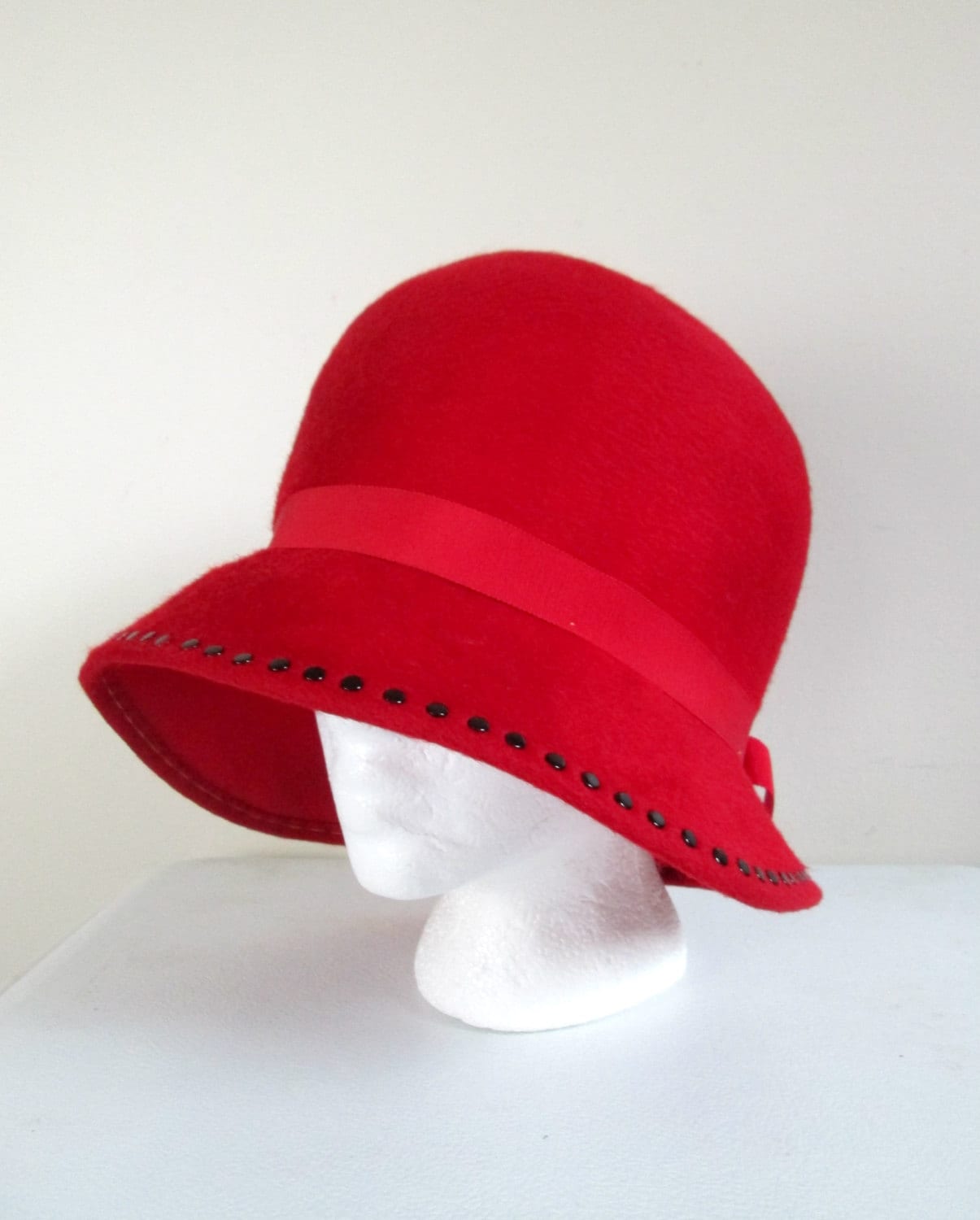 Rote Filzwolle Cloche Mr. John Classic Ohrstecker Wintermütze Rote Filzwolle Cloche Mr. John Classic Ohrstecker Wintermütze von looseendsvintage