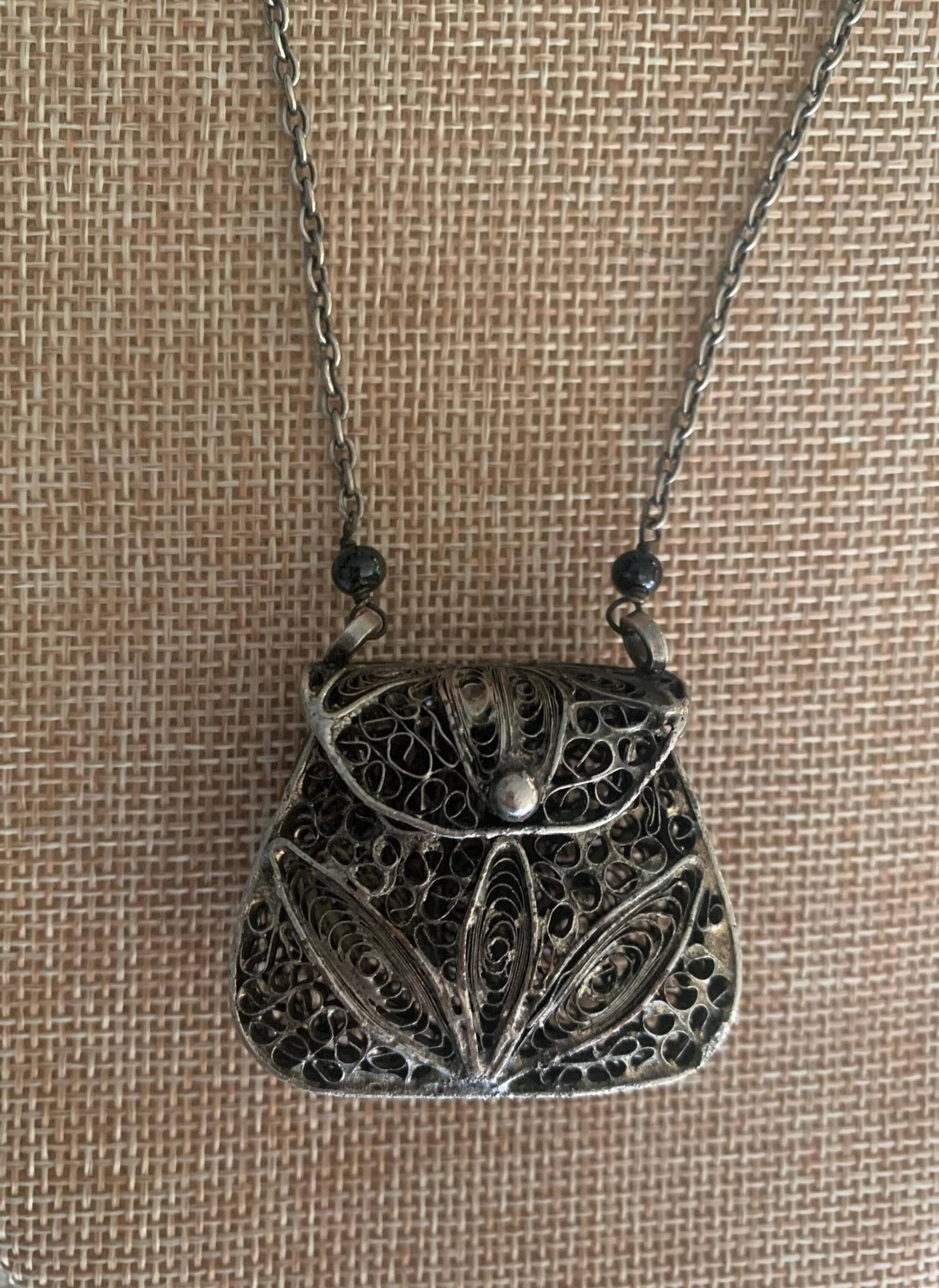 Silber Filigree Münze Geldbörse Halskette von looseendsvintage