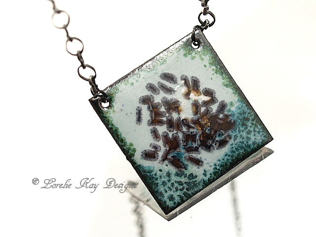 Abstrakte Emaille Halskette Abstrakte Moden Kiln Emaillierte Anhänger One-Of-A-Kind Handgefertigte von loreliekaydesigns