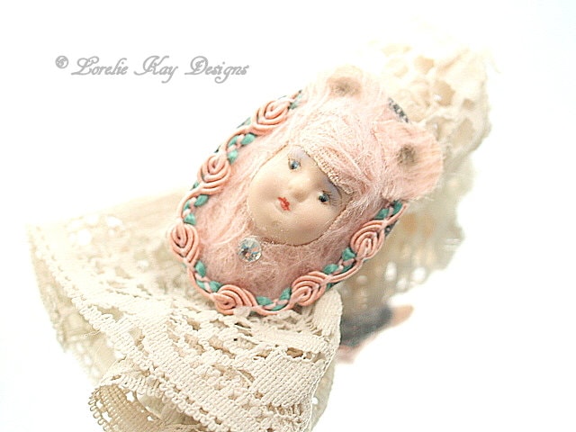 Baby Bär Puppe Ring Rosa Statement Geformte Tragbare Kopf Schmuck Lorelie Kay Original von loreliekaydesigns