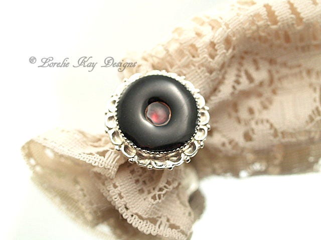 Granat Harz Ring Schwarz Und Rot Cast Resin Fein Silber Vergoldet Moderne Große Schwarze Kreise von loreliekaydesigns