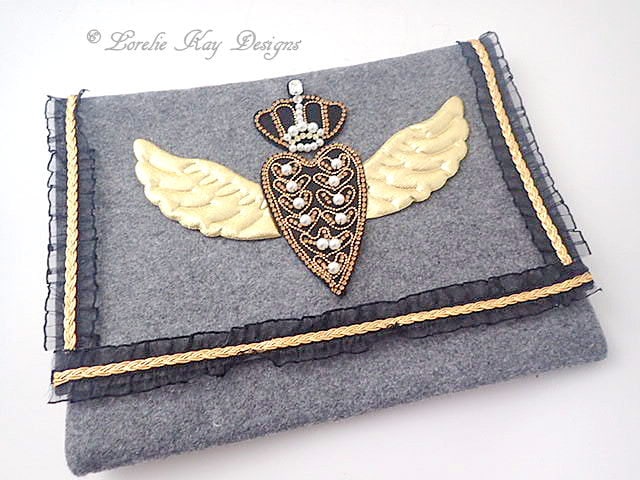 Herz-Jesu Kupplung Grau Filz Geflügelt Herz Abendtasche One-Of-A-Kind Geldbörse von loreliekaydesigns