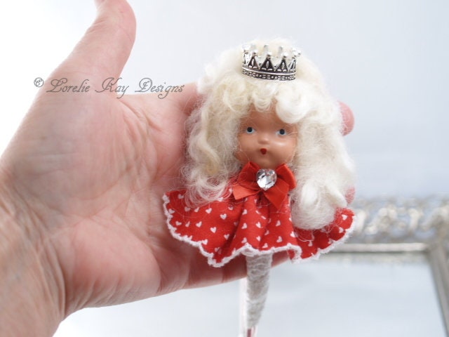 Königin Der Herzen Dolly Stirnband Regenbogen Haar Mädchen Tragbare Puppe Kopf Accessoire Lorelie Kay Original von loreliekaydesigns
