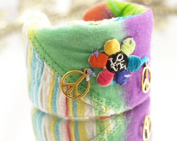 Peace & Love Manschette Tye Dye Armband Einzigartige Stoff Hand Genäht von loreliekaydesigns