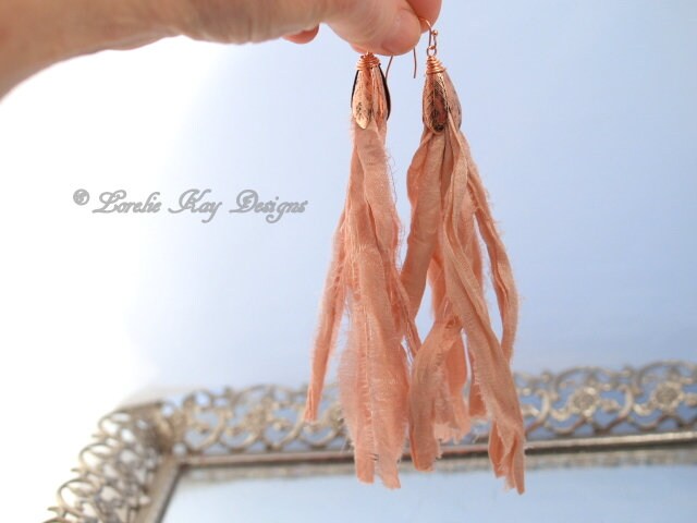 Pfirsich Rosa Shabby Boho Quaste Ohrringe Creme Seide Baumeln Leichte Kupfer Blumen Haken von loreliekaydesigns