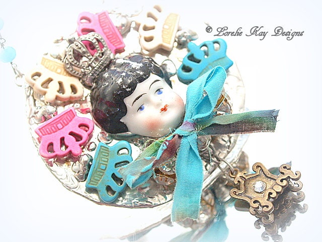 Queen Of Everything Statement Halskette Tragbare Kunst Puppe Anhänger Ooak Schmuck Lorelie Kay Original von loreliekaydesigns