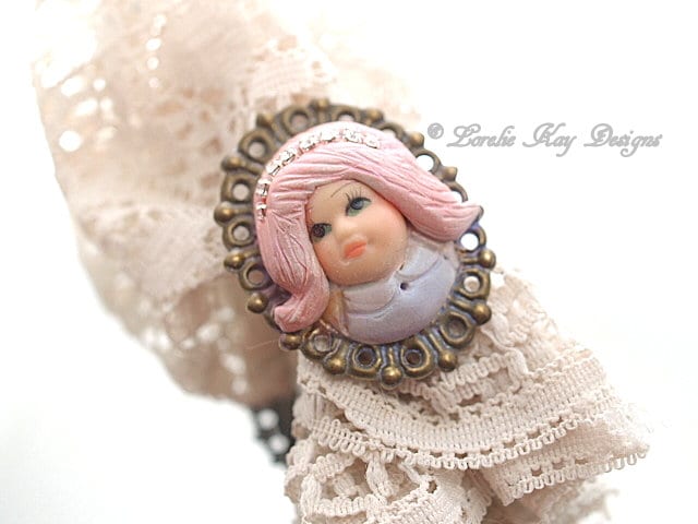 Rosa Haare Mädchen Puppengesicht Ring .999 Feinsilber Platte Wunderliche Schmuckpuppe Kopf Lorelie Kay Original von loreliekaydesigns