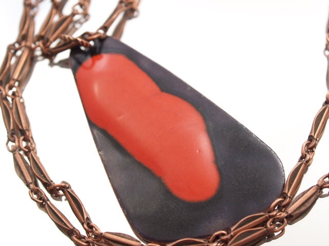 Rot Und Schwarz Emaille Halskette Abstrakte Kiln Enameled One-Of-A-Kind Handgefertigte Anhänger von loreliekaydesigns