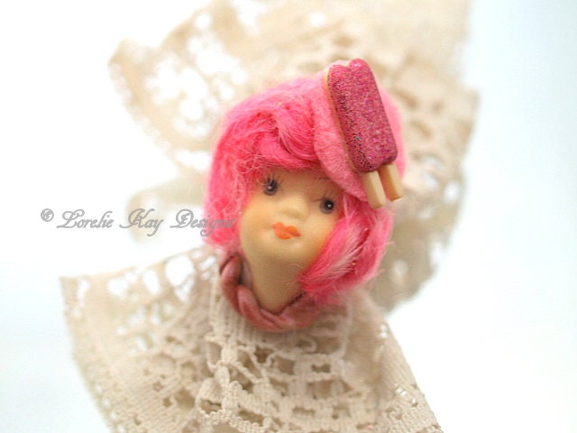 Sie Ist Die Bombe Puppe Ring Rosa Haar Mädchen Statement Assemblage Tragbare Kopf Schmuck Lorelie Kay Original von loreliekaydesigns