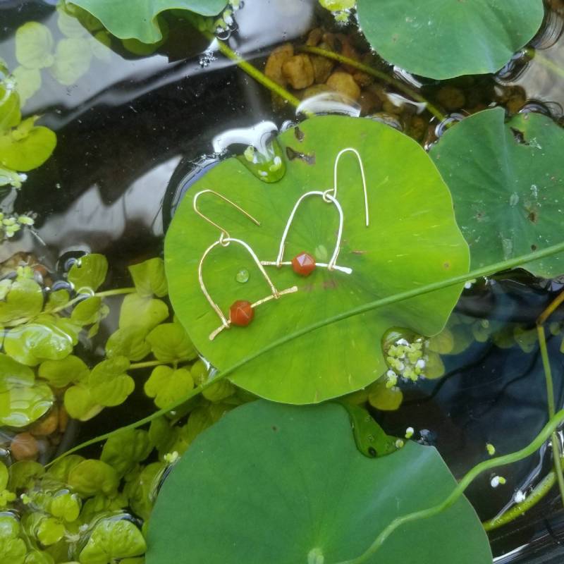 Gehämmerte Bogenförmige Messingohrringe Mit Schiebeperlen Aus Sternförmigem Karneol - Natürliches Einfaches Schmuckdesign Gehämmerte Bogenförmige Messingohrringe Mit Schiebeperlen Aus Sternförmigem Karneol - Natürliches Einfaches Schmuckdesign von lostandfounddesignus
