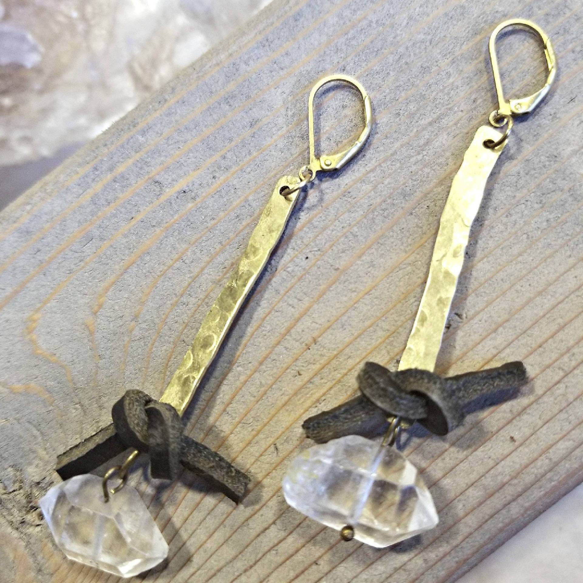 Gehämmerte Tropfenförmige Messingohrringe Mit Quarzkristallperle Und Schwarzem Lederknoten Gehämmerte Tropfenförmige Messingohrringe Mit Quarzkristallperle Und Schwarzem Lederknoten von lostandfounddesignus