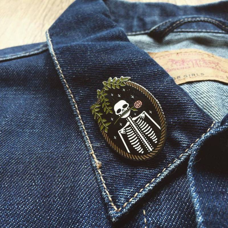 "Skelett "Jackie" Pin // Artist Serie Von Tinycup Needlework Embroidery Cameo Halloween Taschenanhänger "Die Hexe"." von lostlustsupply