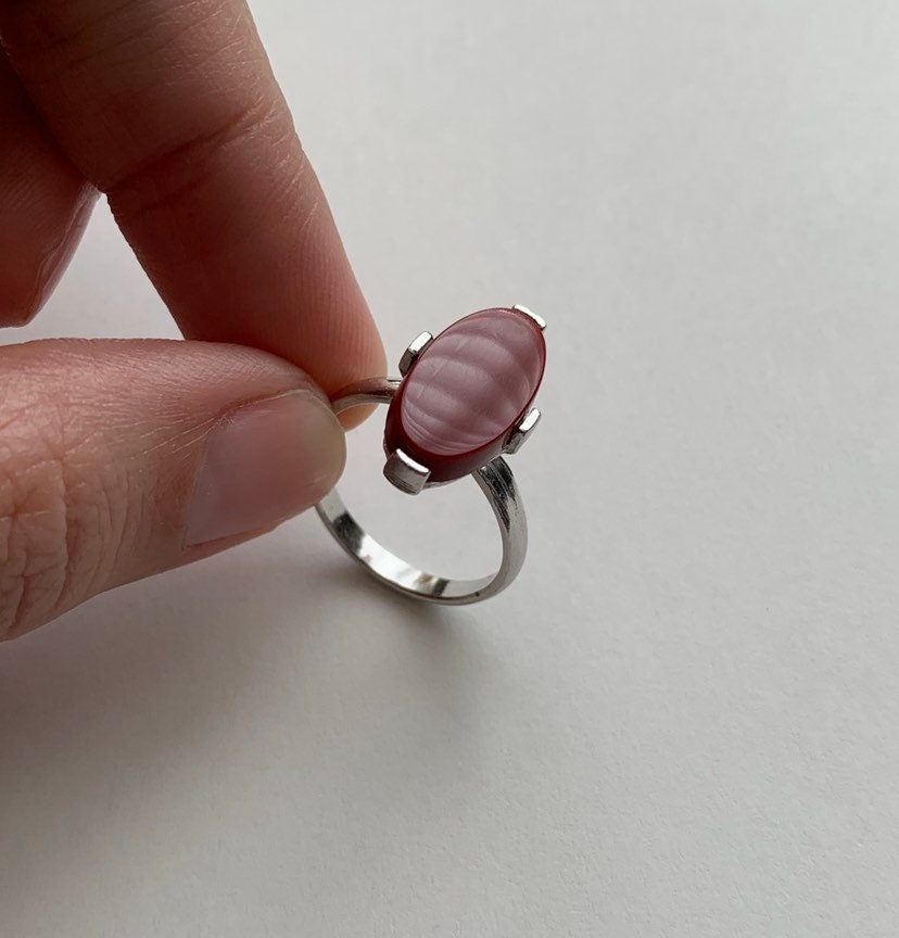Sarah Coventry Burgunder Kunstharz Oval Silberfarben Einstellbar Vintage Ring von lostnfoundcalifornia
