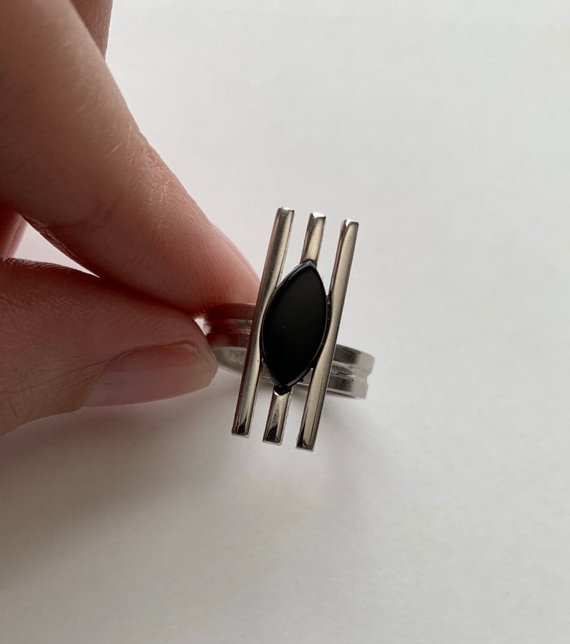 Sarah Coventry Silber Ton Onyx Einstellbare Offene Bar Vintage-Ring von lostnfoundcalifornia