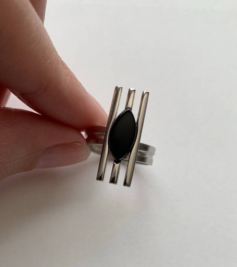Sarah Coventry Silber Ton Onyx Einstellbare Offene Bar Vintage-Ring Sarah Coventry Silber Ton Onyx Einstellbare Offene Bar Vintage-Ring von lostnfoundcalifornia