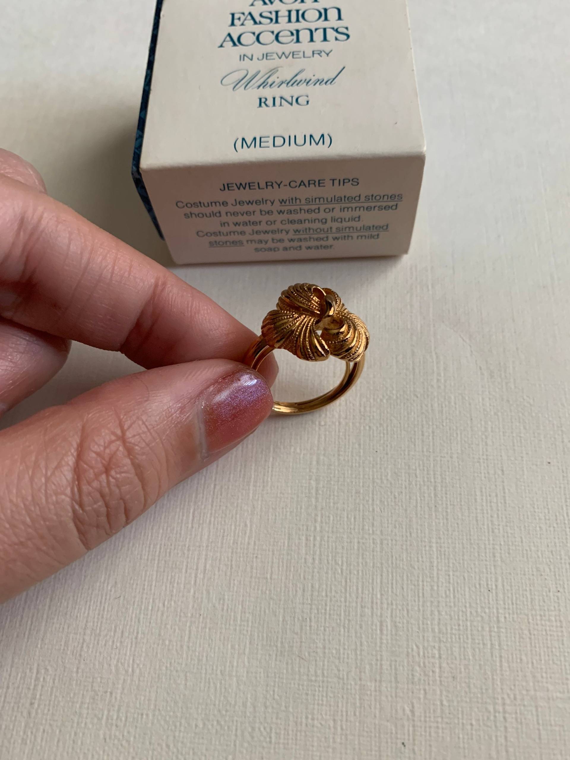 Vintage Avon Wirbelwind Goldfarbener Ring Größe 8 Vintage Avon Wirbelwind Goldfarbener Ring Größe 8 von lostnfoundcalifornia