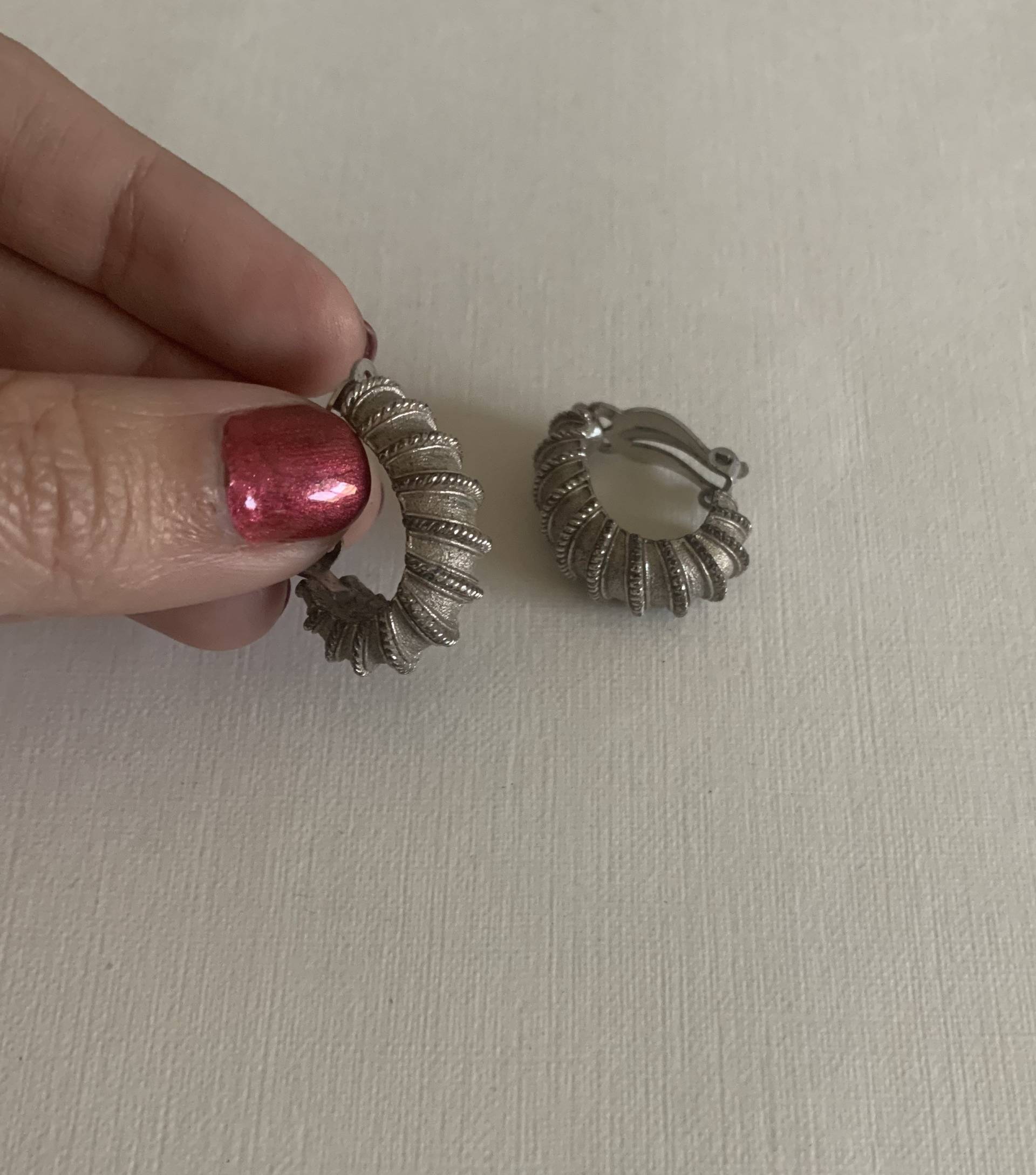 Vintage Ciner Silber Tone Texturierte Demi-Creolen Ohrclips Vintage Ciner Silber Tone Texturierte Demi-Creolen Ohrclips von lostnfoundcalifornia