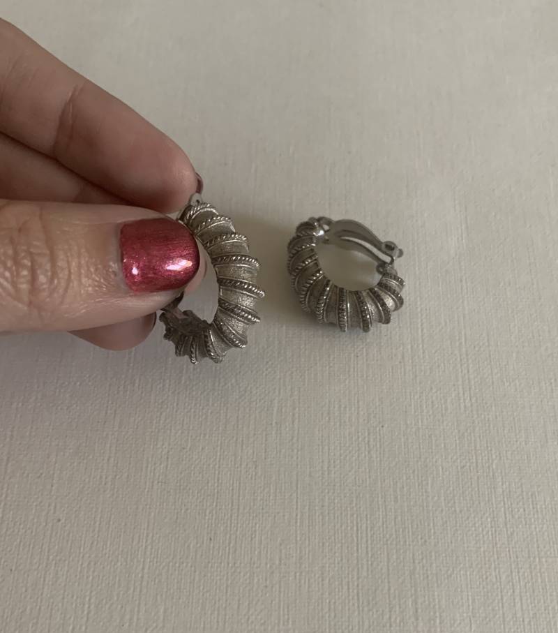 Vintage Ciner Silber Tone Texturierte Demi-Creolen Ohrclips von lostnfoundcalifornia