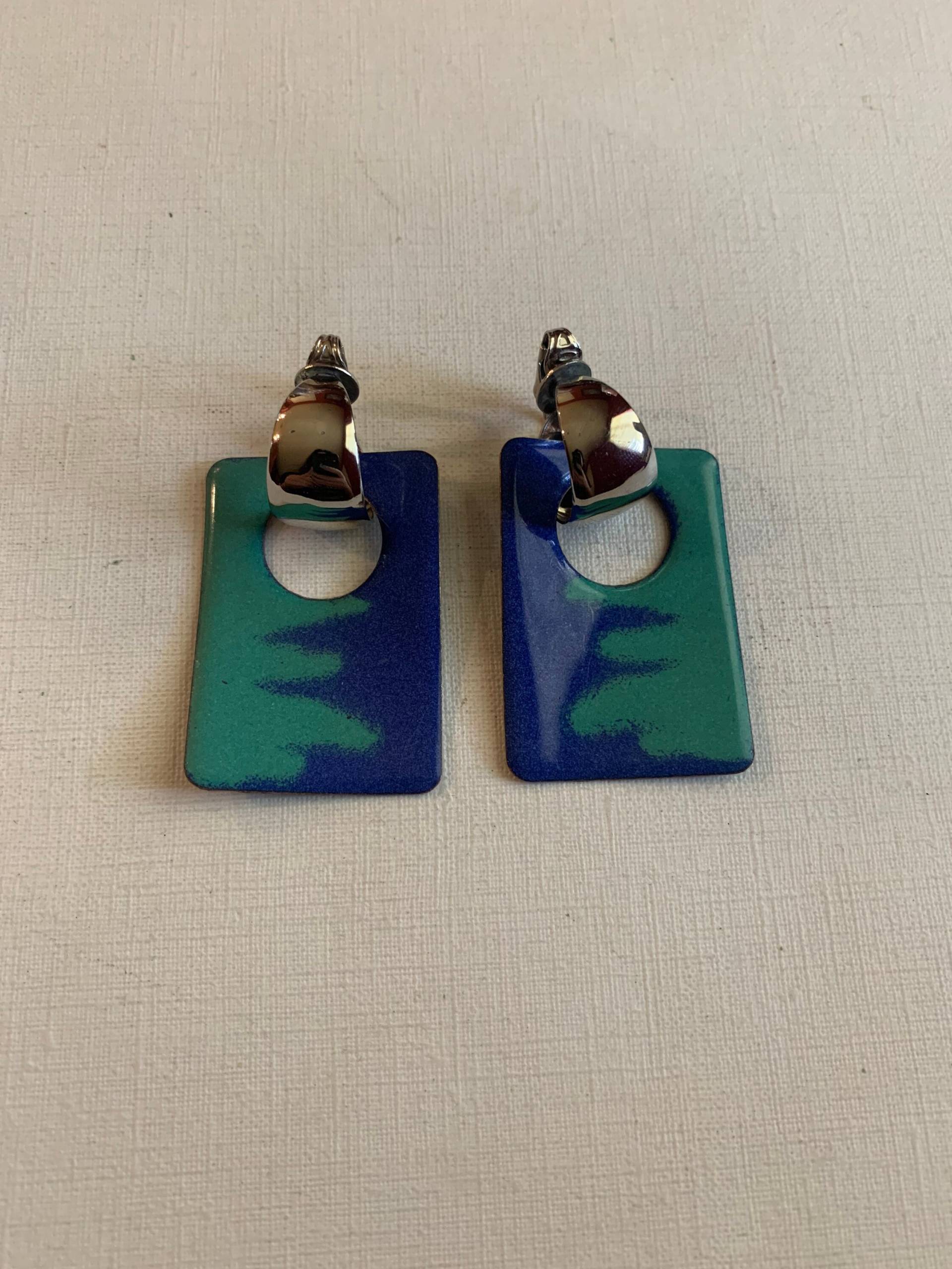 Vintage Clips An Blauen Und Türkisen Metallteilen Vintage Clips An Blauen Und Türkisen Metallteilen von lostnfoundcalifornia