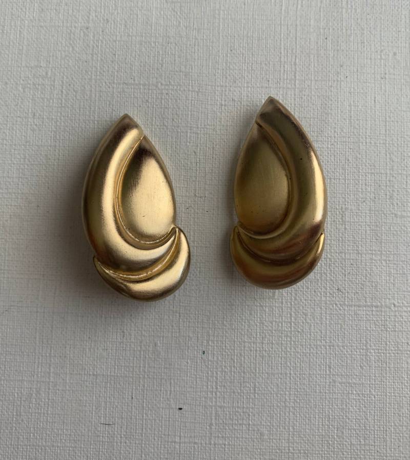 Vintage Elegante Gold Ton Texturierte Ohrringe Clip von lostnfoundcalifornia