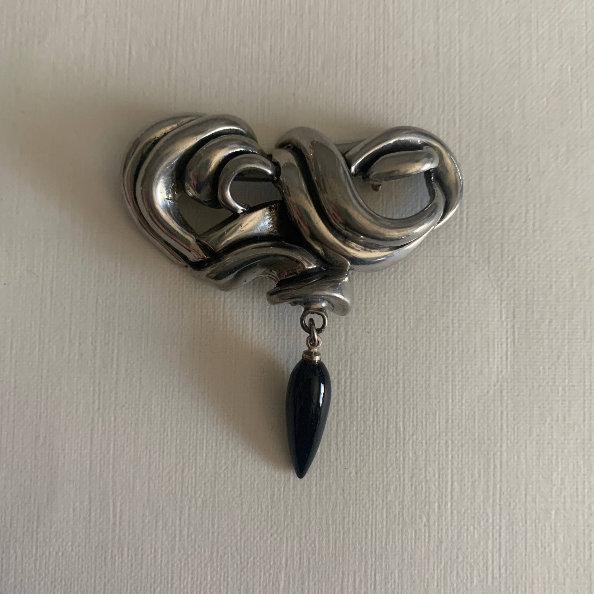 Vintage Elegante Silber Ton Gedrehte Schleife Mit Schwarzer Baumelnder Perlenbrosche Vintage Elegante Silber Ton Gedrehte Schleife Mit Schwarzer Baumelnder Perlenbrosche von lostnfoundcalifornia