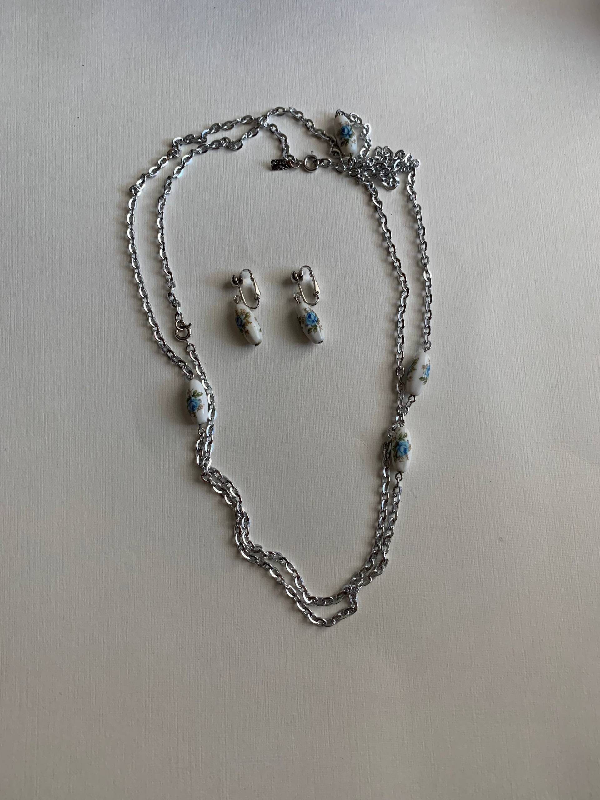 Vintage Emmons Silber Ton Kette Mit Weißen Und Blauen Rosen Perlen Halskette Ohrclips Schmuck-Set Vintage Emmons Silber Ton Kette Mit Weißen Und Blauen Rosen Perlen Halskette Ohrclips Schmuck-Set von lostnfoundcalifornia