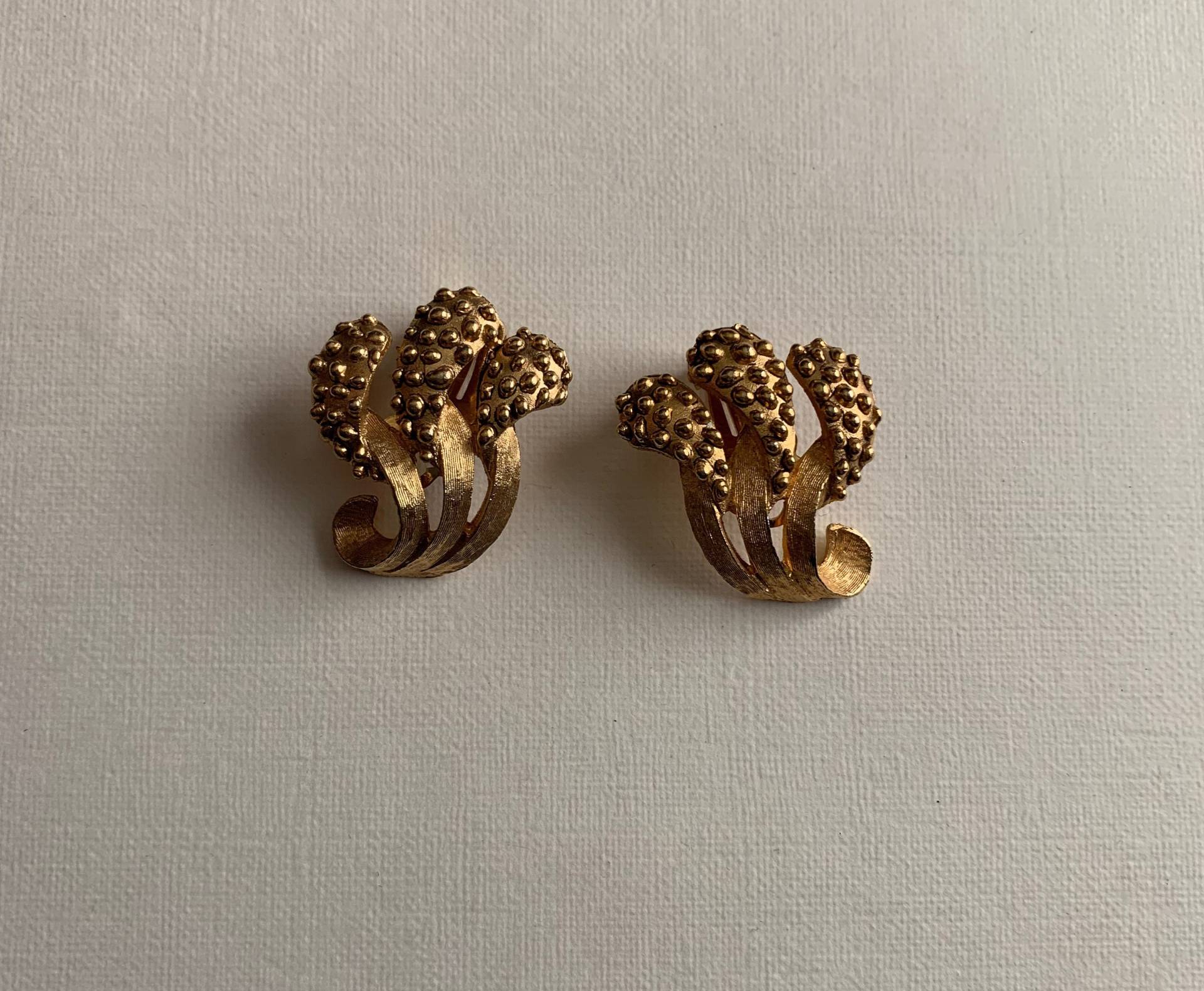 Vintage Gold Ton Strukturierte Ohrclips Vintage Gold Ton Strukturierte Ohrclips von lostnfoundcalifornia