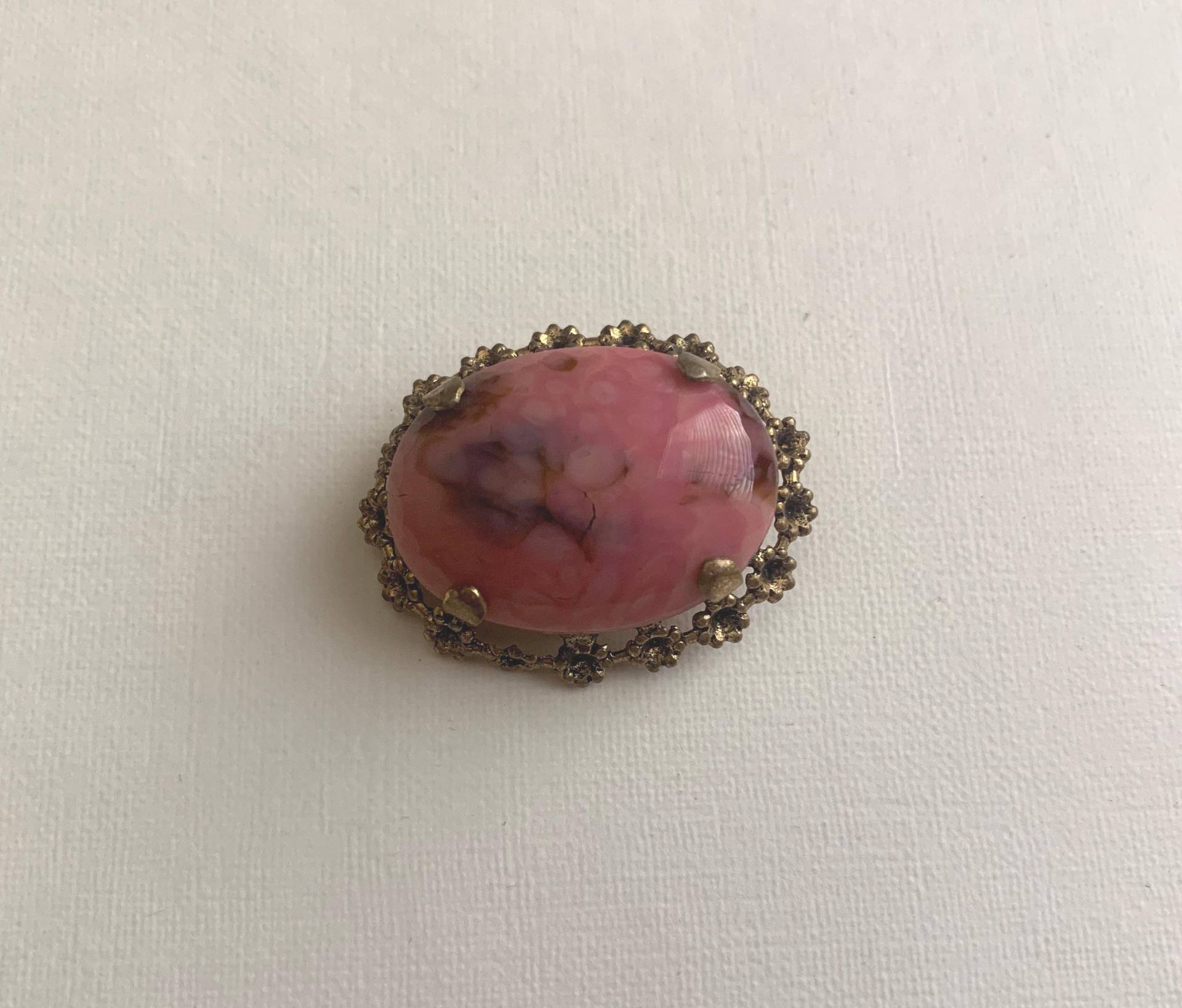 Vintage Goldfarbene Brosche Mit Rosa Marmoriertem Halbedelstein Vintage Goldfarbene Brosche Mit Rosa Marmoriertem Halbedelstein von lostnfoundcalifornia