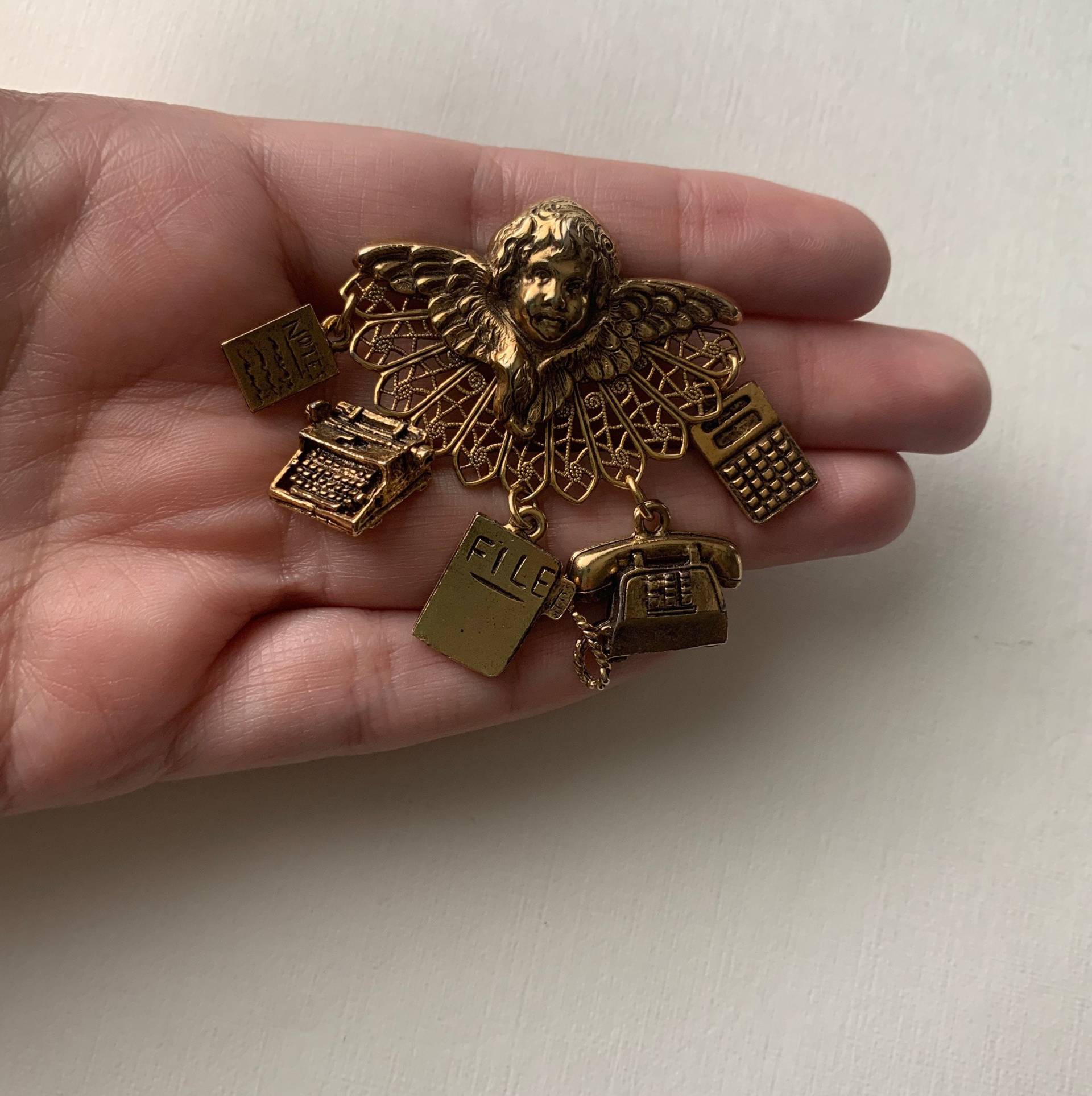 Vintage Gold Ton Filigrane Winkel Mit Büro Charme Brosche Vintage Gold Ton Filigrane Winkel Mit Büro Charme Brosche von lostnfoundcalifornia