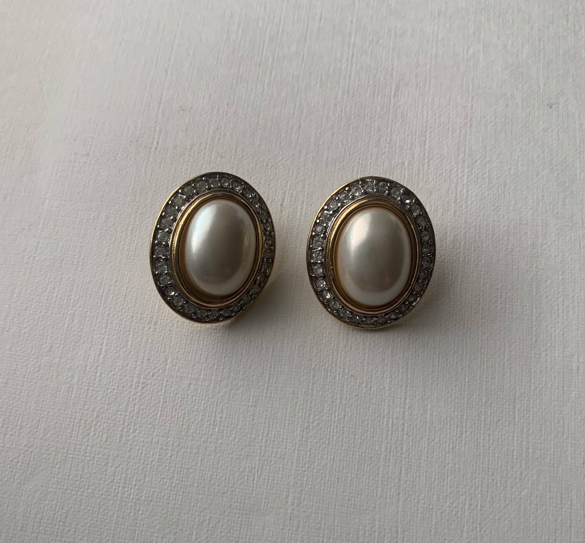 Vintage Gold Ton Strass Rand Faux Perle Mitte Durchbohrt Ohrringe Vintage Gold Ton Strass Rand Faux Perle Mitte Durchbohrt Ohrringe von lostnfoundcalifornia