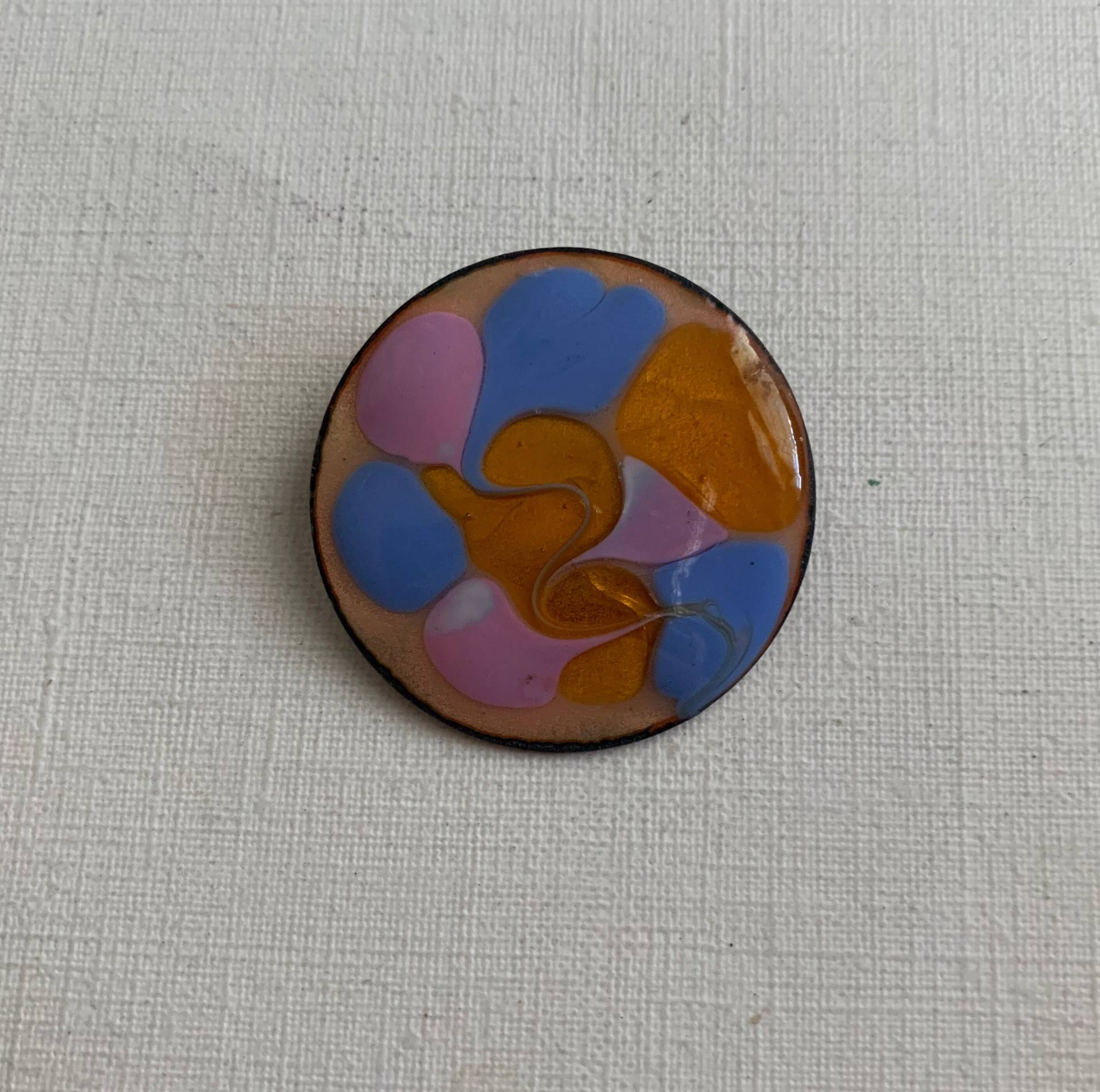 Vintage Kupfer Rosa Und Lila Swirl Glasierte Runde Brosche Vintage Kupfer Rosa Und Lila Swirl Glasierte Runde Brosche von lostnfoundcalifornia