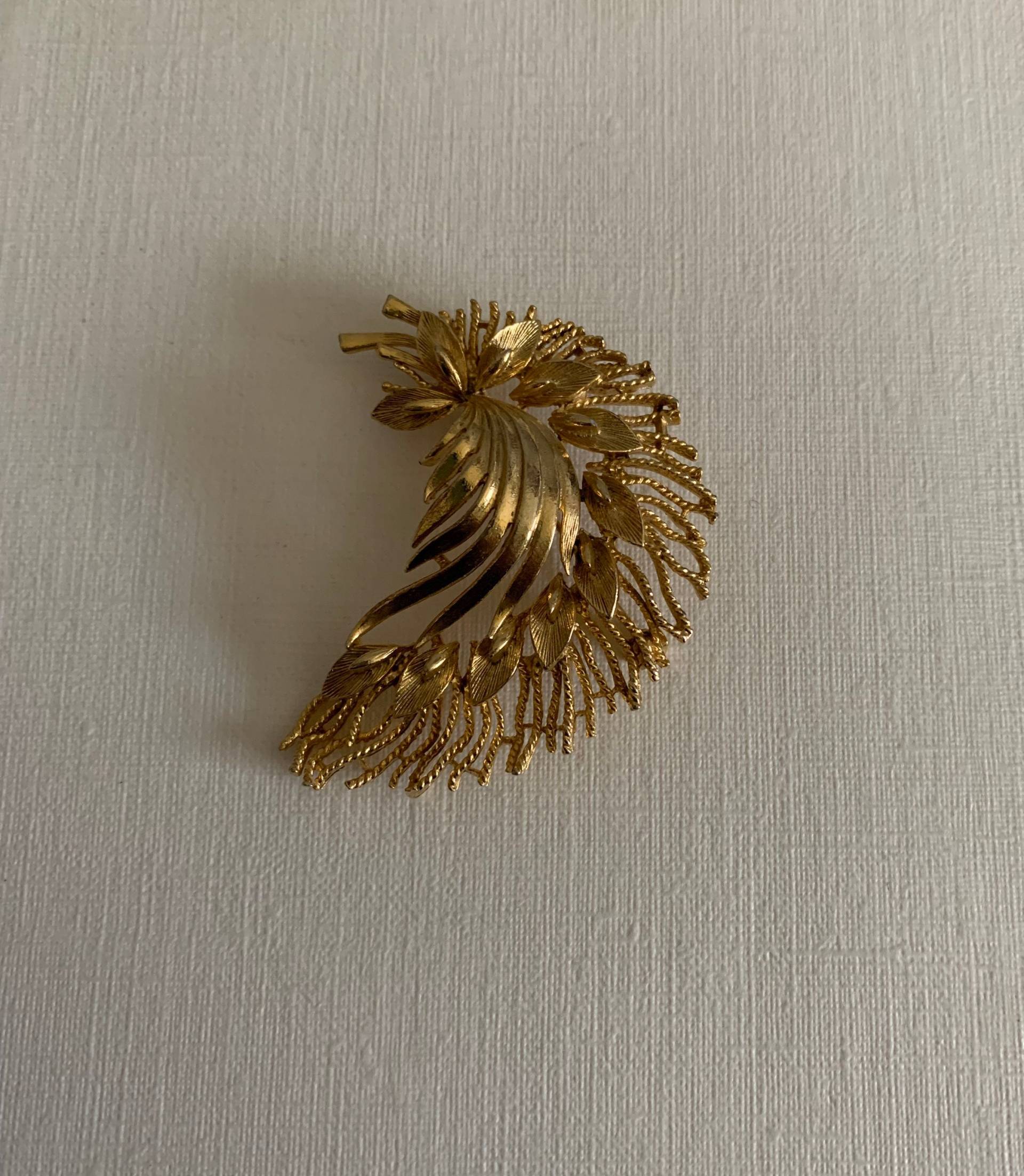 Vintage Lisner Goldfarbene Filigrane Federbrosche Vintage Lisner Goldfarbene Filigrane Federbrosche von lostnfoundcalifornia