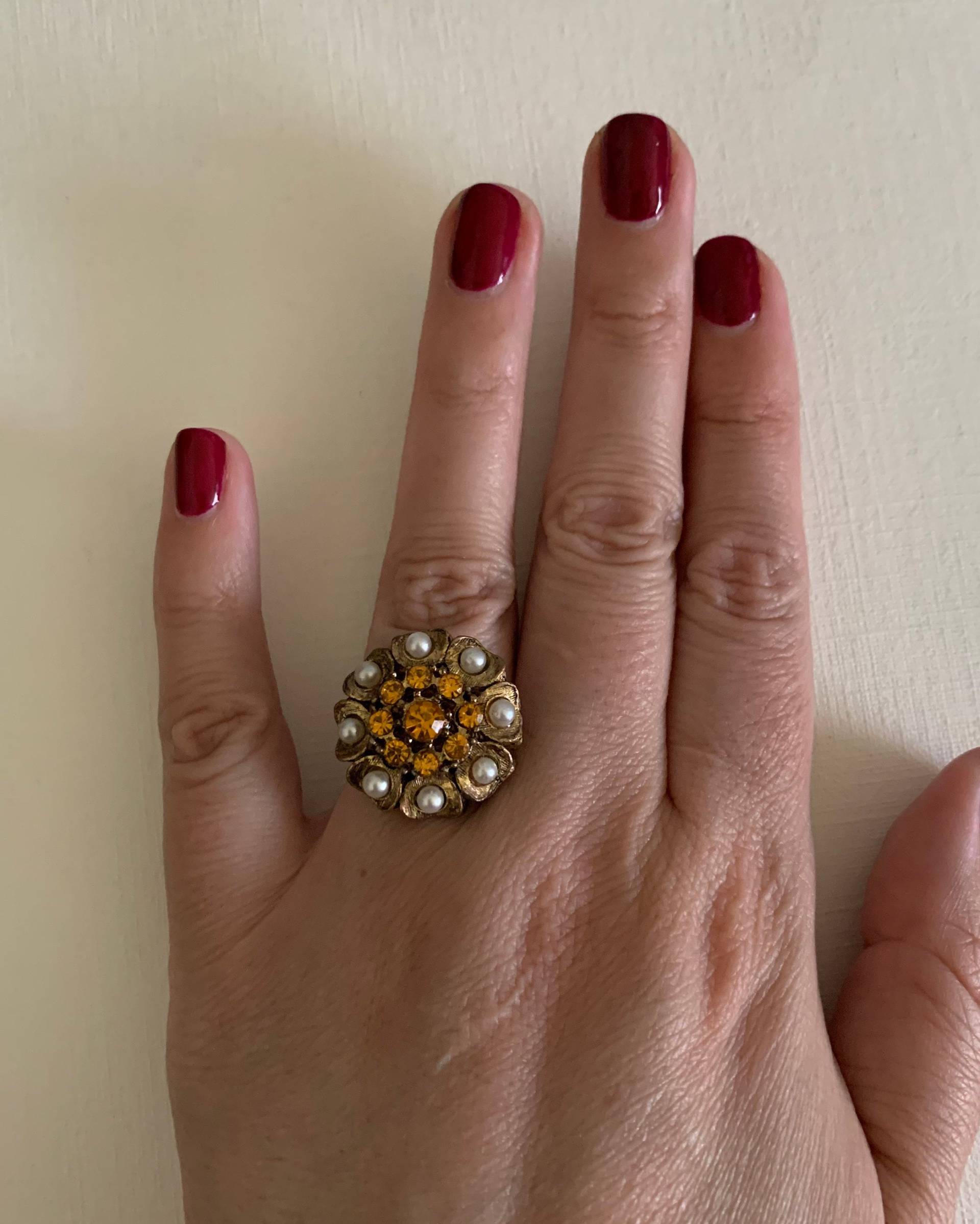 Vintage Midcentury Verstellbarer Ring Mit Goldfarbener Perle Und Gelben Strasssteinen Vintage Midcentury Verstellbarer Ring Mit Goldfarbener Perle Und Gelben Strasssteinen von lostnfoundcalifornia