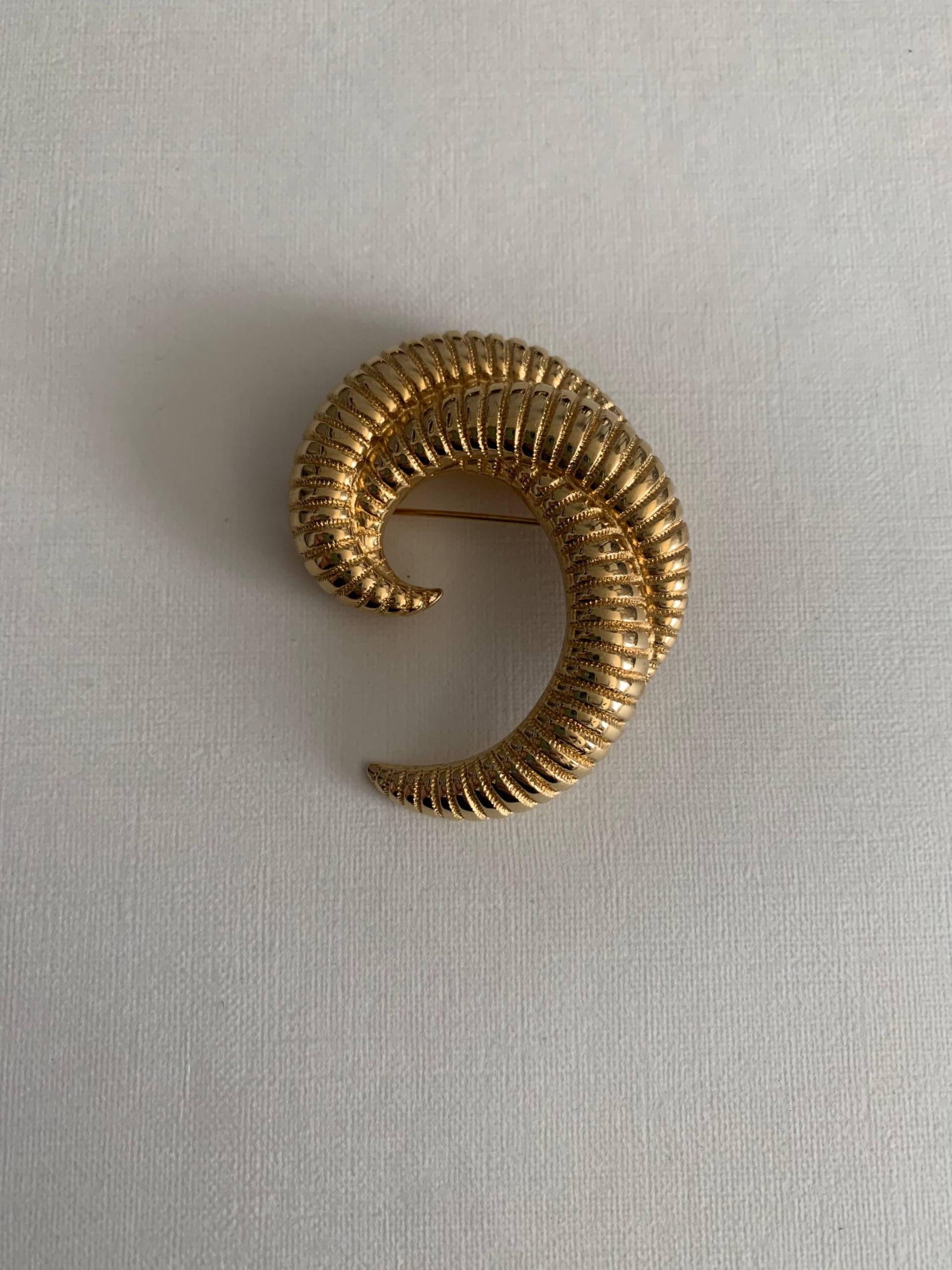 Vintage Monet Texturierte Goldfarbene Swirl Brosche Vintage Monet Texturierte Goldfarbene Swirl Brosche von lostnfoundcalifornia