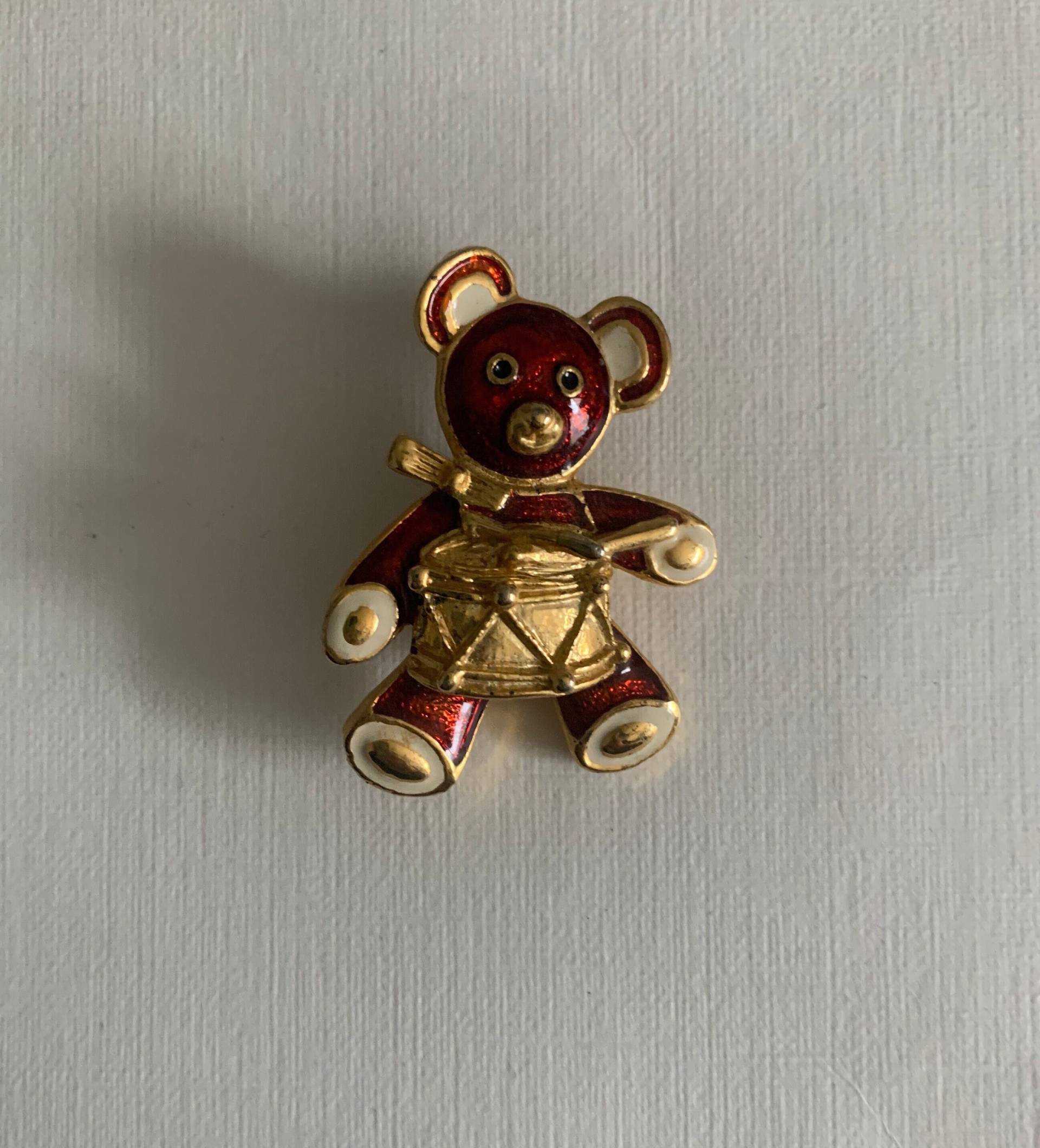 Vintage Rote Emaille Teddybär Trommler Brosche Vintage Rote Emaille Teddybär Trommler Brosche von lostnfoundcalifornia