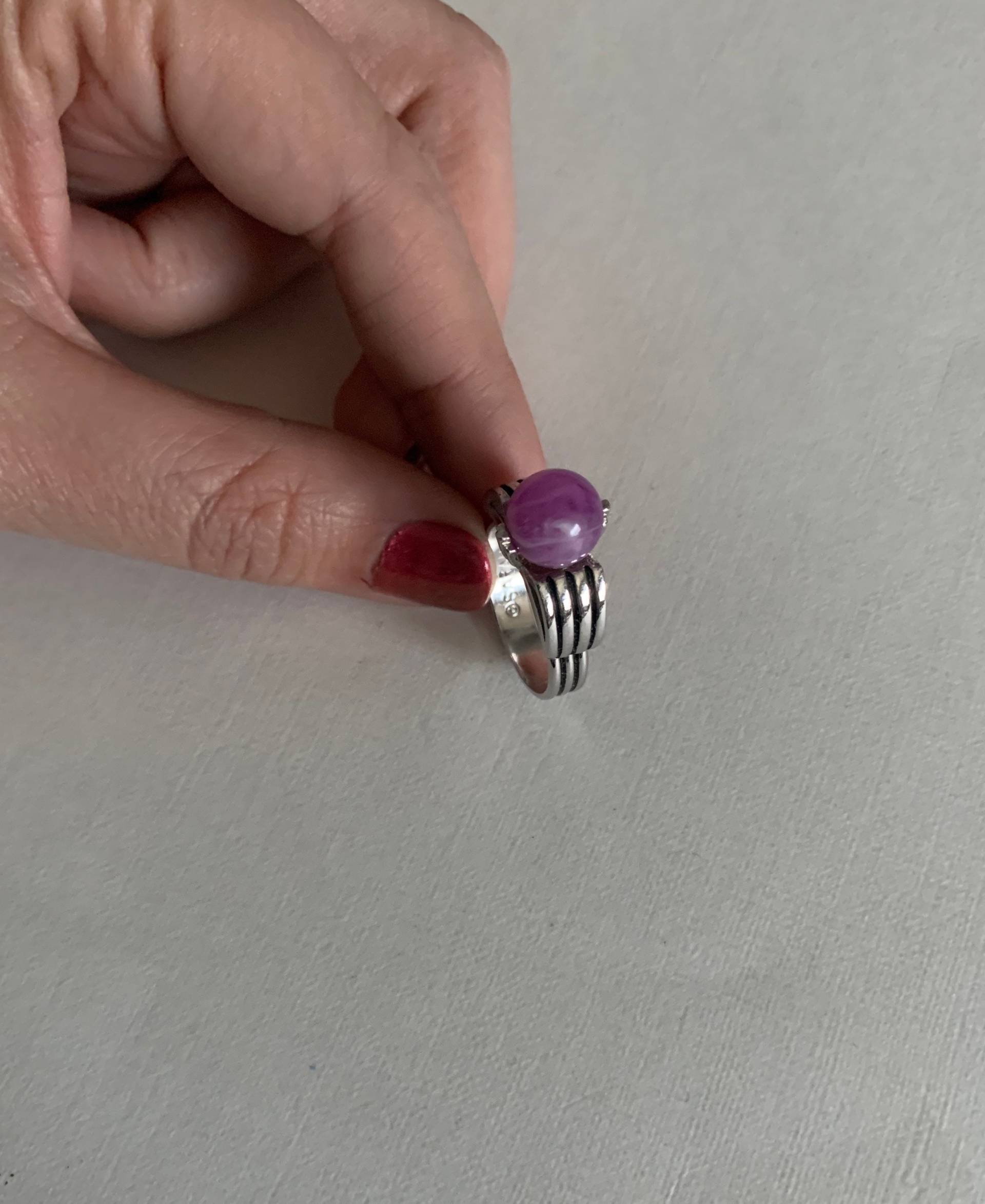 Vintage Sarah Coventry „Egypt 1973" Silberfarbener Ring Mit Violetten Perlen Und Vintage Sarah Coventry „Egypt 1973" Silberfarbener Ring Mit Violetten Perlen Und von lostnfoundcalifornia