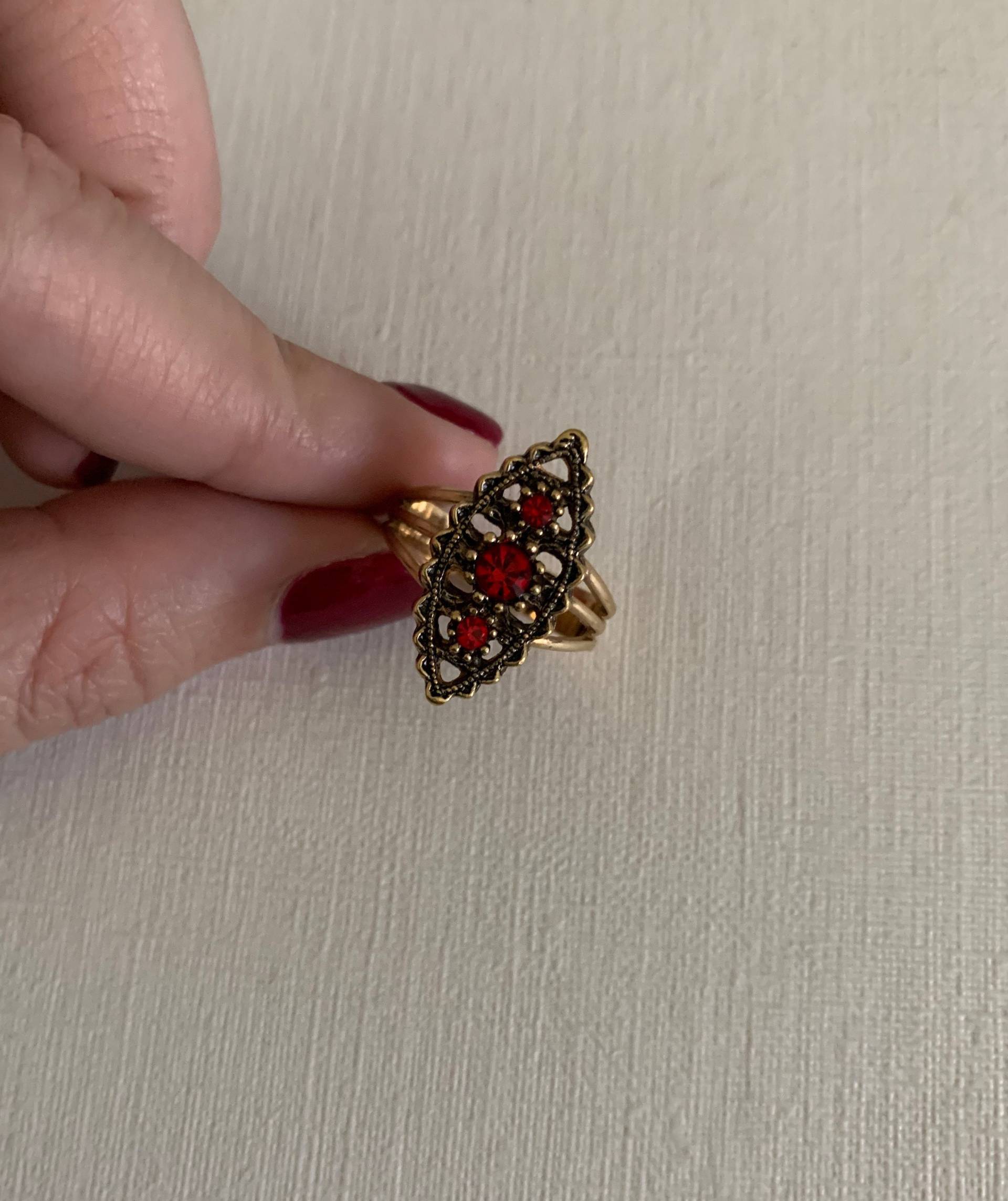 Vintage Sarah Coventry Goldfarbene Rote Straß Besetzte Ring Vintage Sarah Coventry Goldfarbene Rote Straß Besetzte Ring von lostnfoundcalifornia