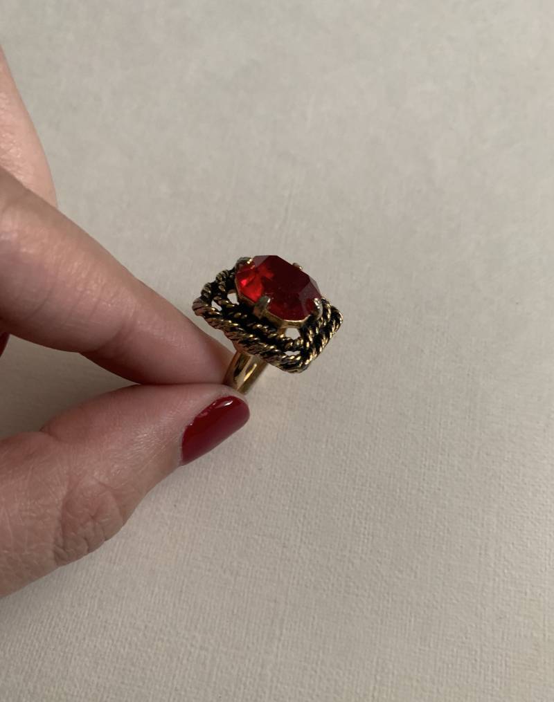 Vintage Sarah Coventry Goldton Seil Textur Rechteckig Geformt Mit Rotem Strass Zentrum Verstellbarer Ring von lostnfoundcalifornia