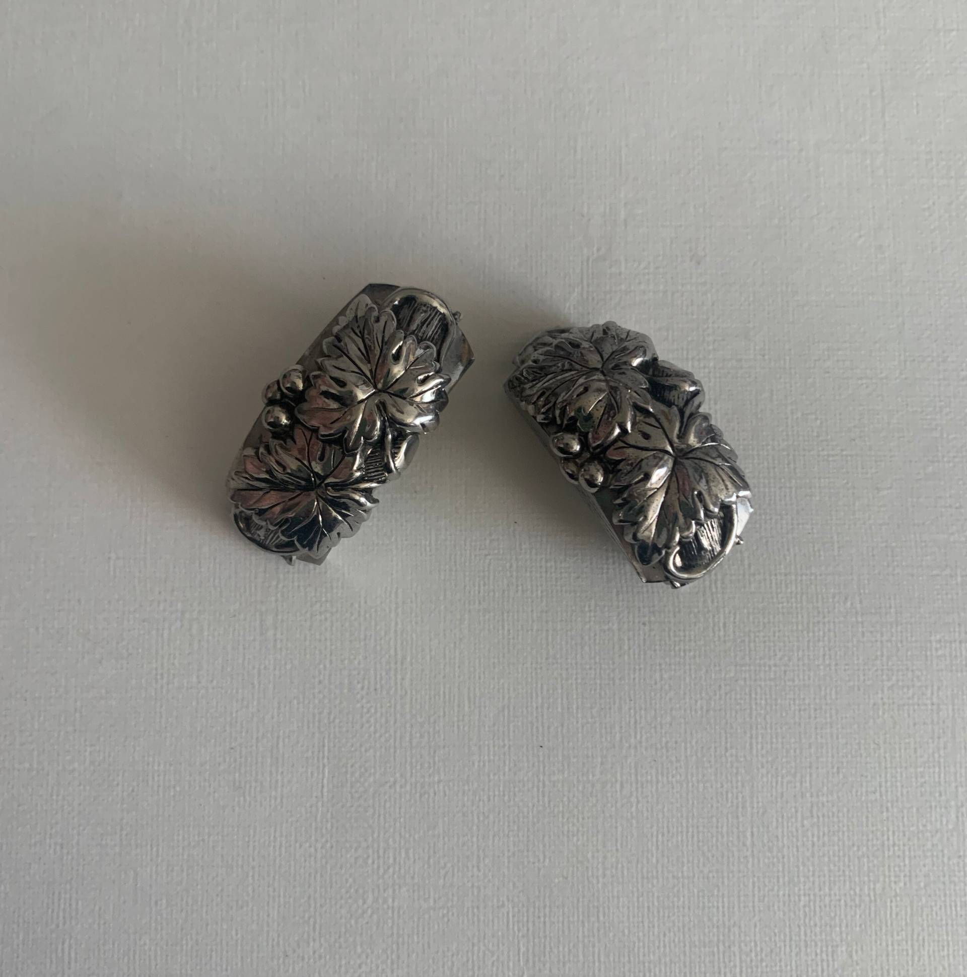 Vintage Silber Ton Blume Gestempelt Ohrclips von lostnfoundcalifornia
