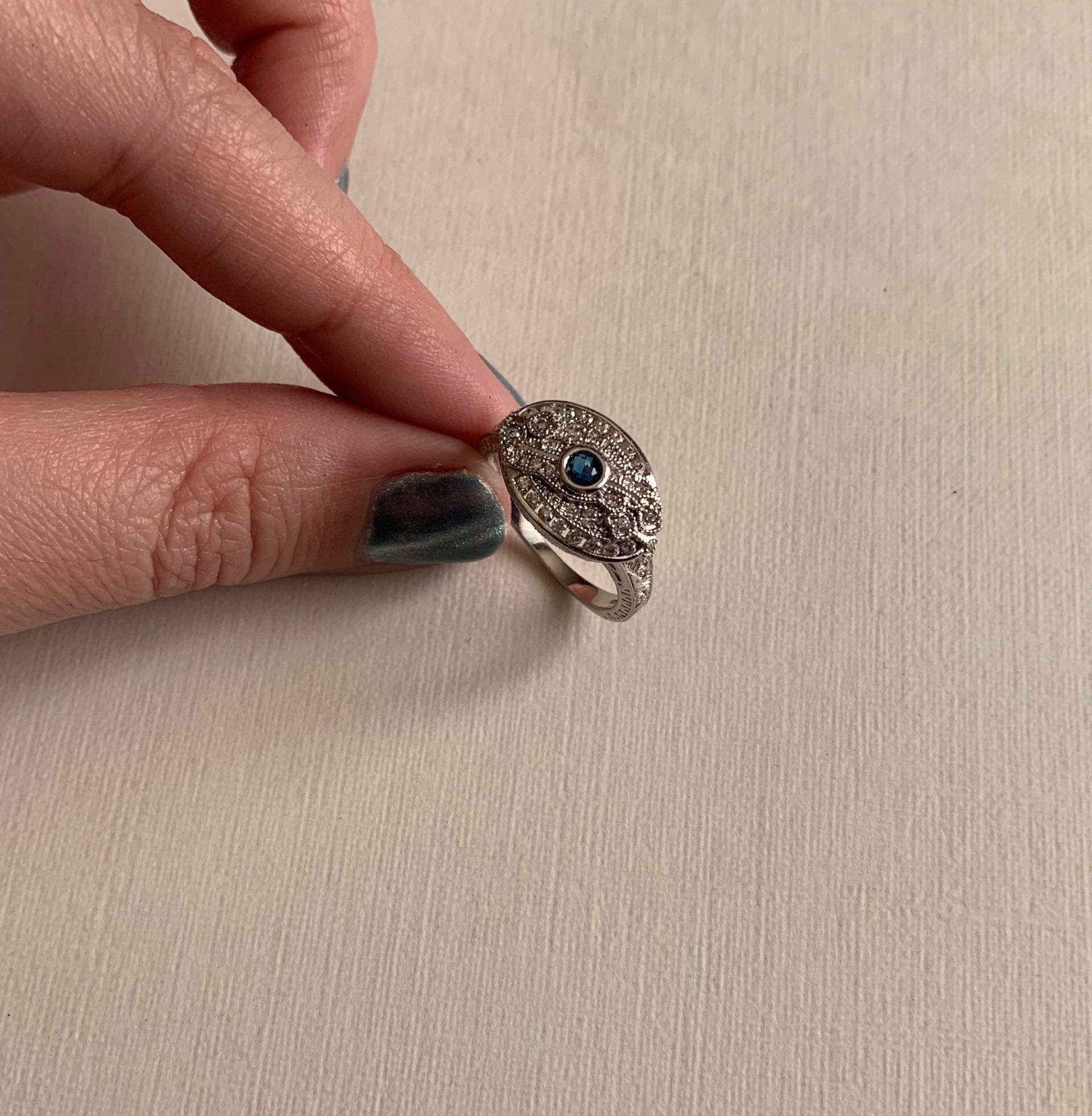 Vintage Silber Ton Filigrane Cubic Zirconia Blauen Zentrum Ring Größe 8 Vintage Silber Ton Filigrane Cubic Zirconia Blauen Zentrum Ring Größe 8 von lostnfoundcalifornia
