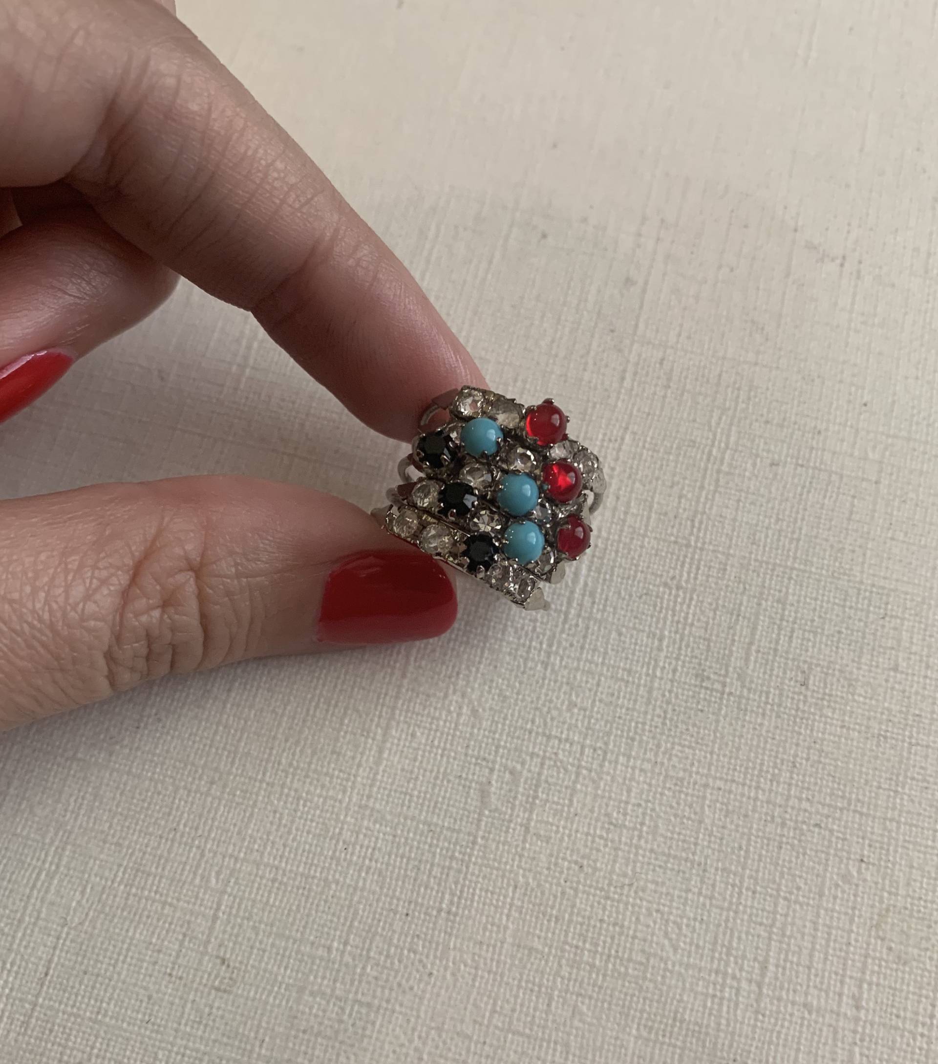 Vintage Silber Ton Schwarz, Rot Und Türkis Strass Akzente Fünf Band Stapelbare Ring Größe 7 Vintage Silber Ton Schwarz, Rot Und Türkis Strass Akzente Fünf Band Stapelbare Ring Größe 7 von lostnfoundcalifornia